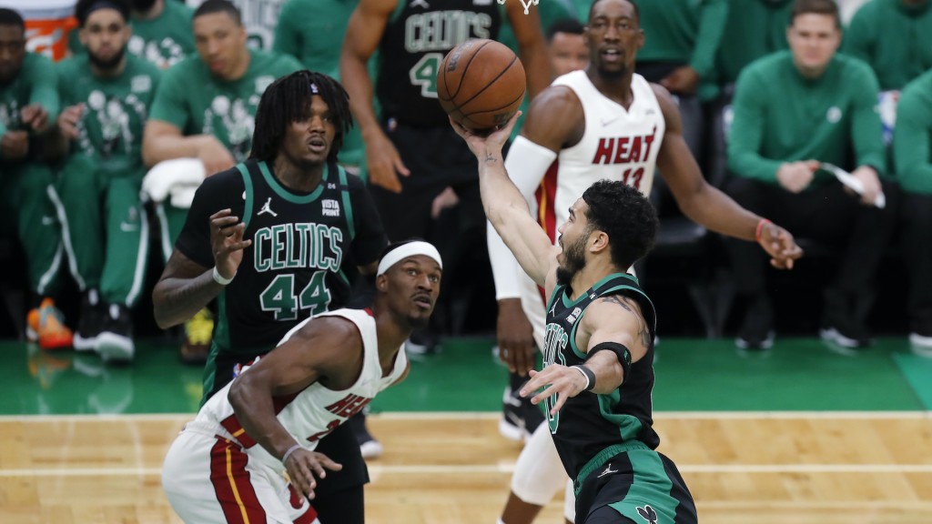 熱火(白衫)與塞爾特人(黑衫)將於明早上演搶七大戰。AP