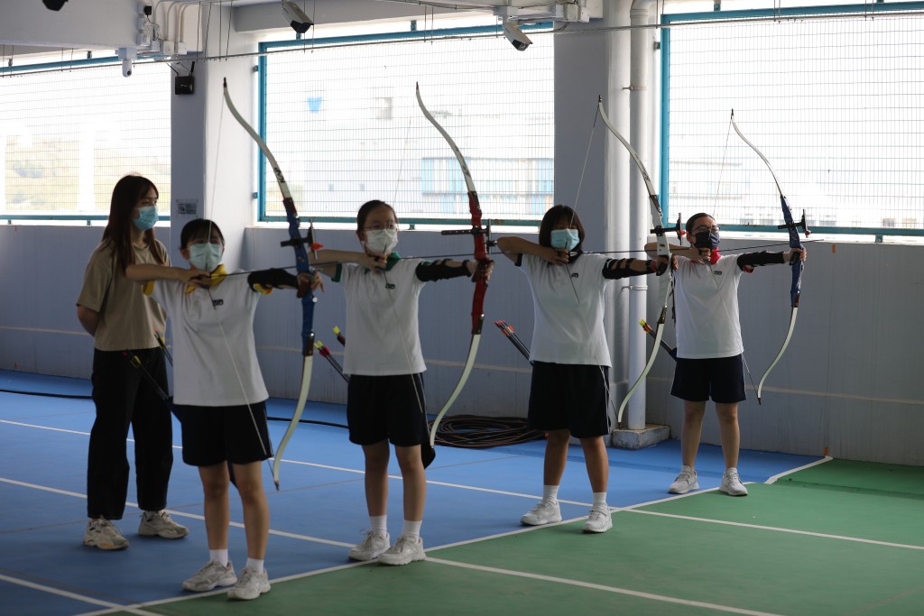 箭藝是羅桂祥中學的重點體育項目，學校把天台用作訓練場地，由畢業生指導，部分舊生曾為港隊成員。