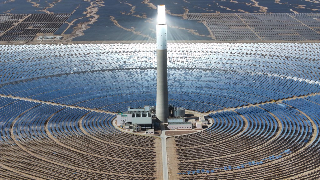 青海中控50MW光熱電站。中新社 青海中控50MW光熱電站。中新社