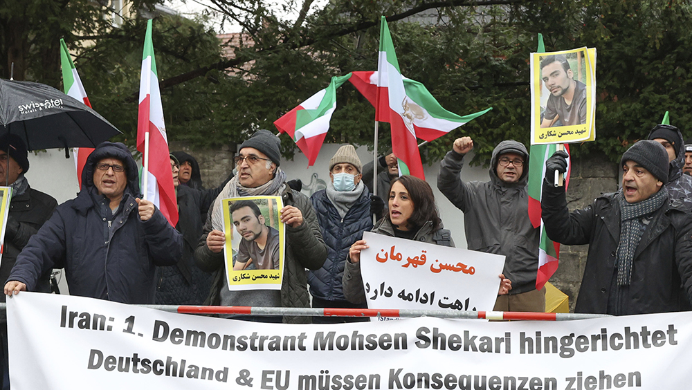 伊朗處決首位參與頭巾革命示威者謝卡里，有民眾在伊朗駐柏林大使館外示威抗議。AP