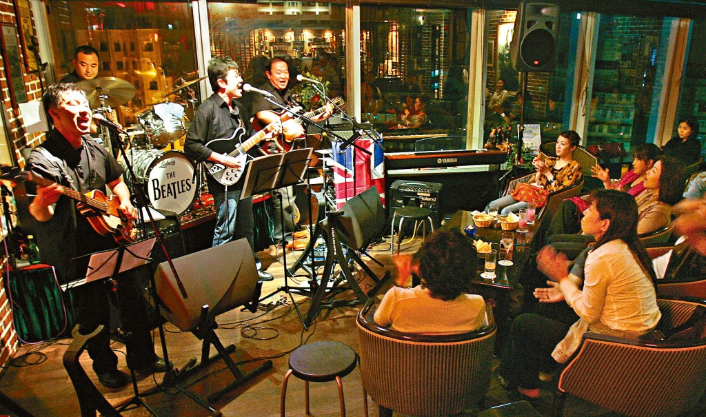 政府昨再宣布放寬社交距離措施，其中酒吧可恢復現場表演或跳舞活動。