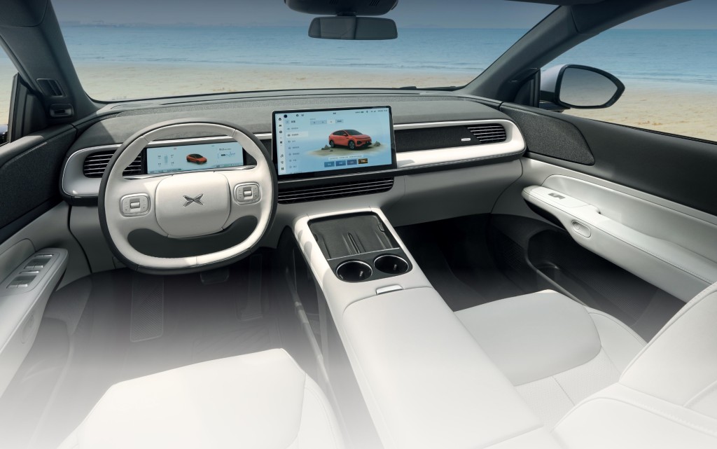 小鹏G6电动SUV附设10.2寸数码仪表板、14.96寸触控屏幕备有全场景语音2.0系统辅助。