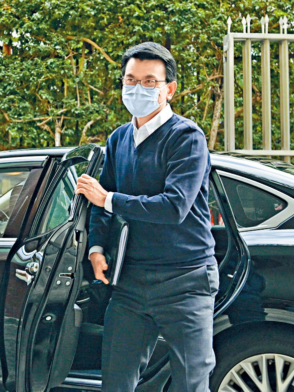 ■商经局局长邱腾华昨出席电台访问前强调，现阶段疫情属首要处理事项。