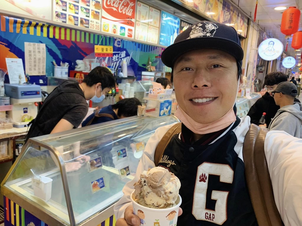 张启乐昨日（16日）在其Facebook专页分享香港游客在当地买雪糕的故事。