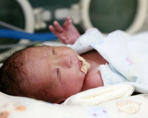 中国首个移植子宫内孕育的婴儿，于上周日出生。新华社图片