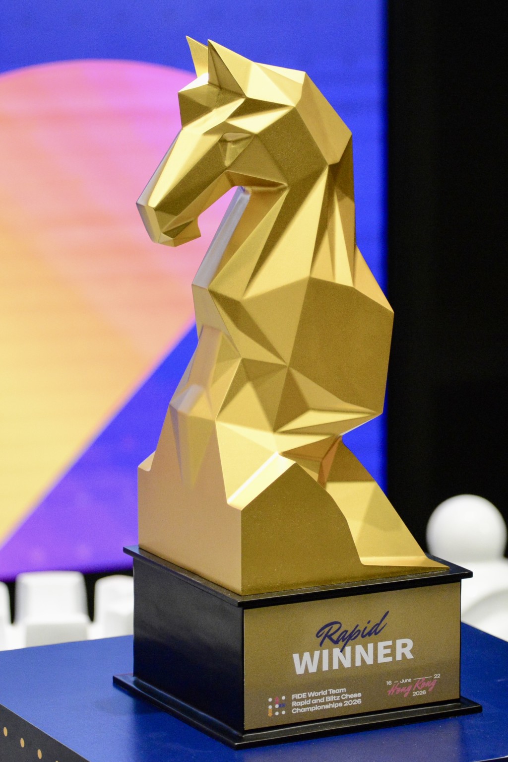 今届赛事奖杯设计十分抢眼。杨功煜摄