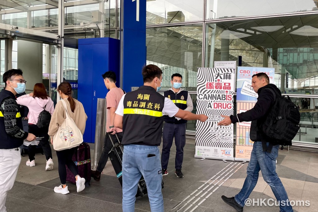 香港海关今日（3日）在香港国际机场派发宣传单张，提醒市民CBD的进出口或管有均受管制。香港海关Fb图片