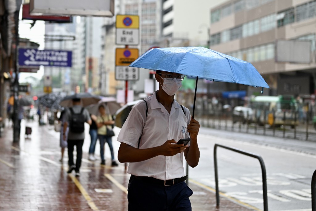 雖然今日停課,仍有學生穿校服走在街上。劉駿軒攝 雖然今日停課,仍有學生穿校服走在街上。劉駿軒攝