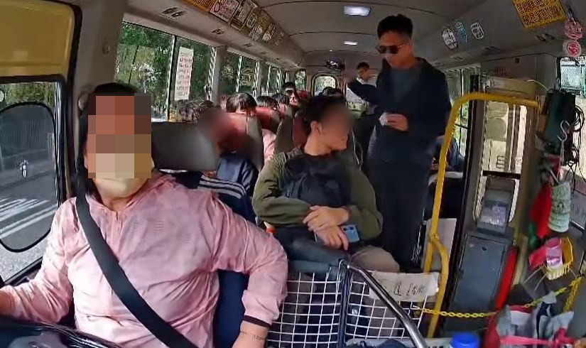 警方日前在東九龍打擊公共交通違例,特別針對「沒有穩妥繫上安全帶」,其間派員放蛇搭小巴。 警方日前在東九龍打擊公共交通違例,特別針對「沒有穩妥繫上安全帶」,其間派員放蛇搭小巴。