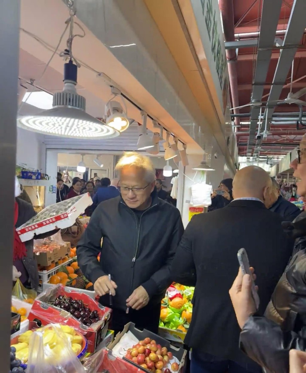 黄仁勋访问上海时到逛当地的街市。抖音