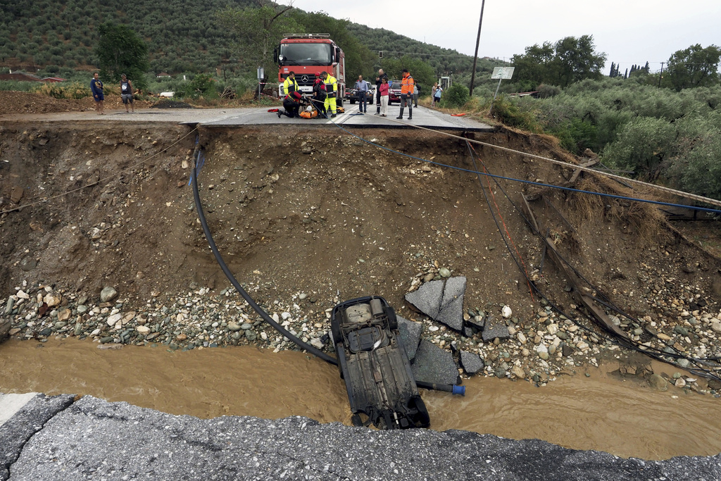 希腊暴雨持续，当地有道路被破坏。美联社