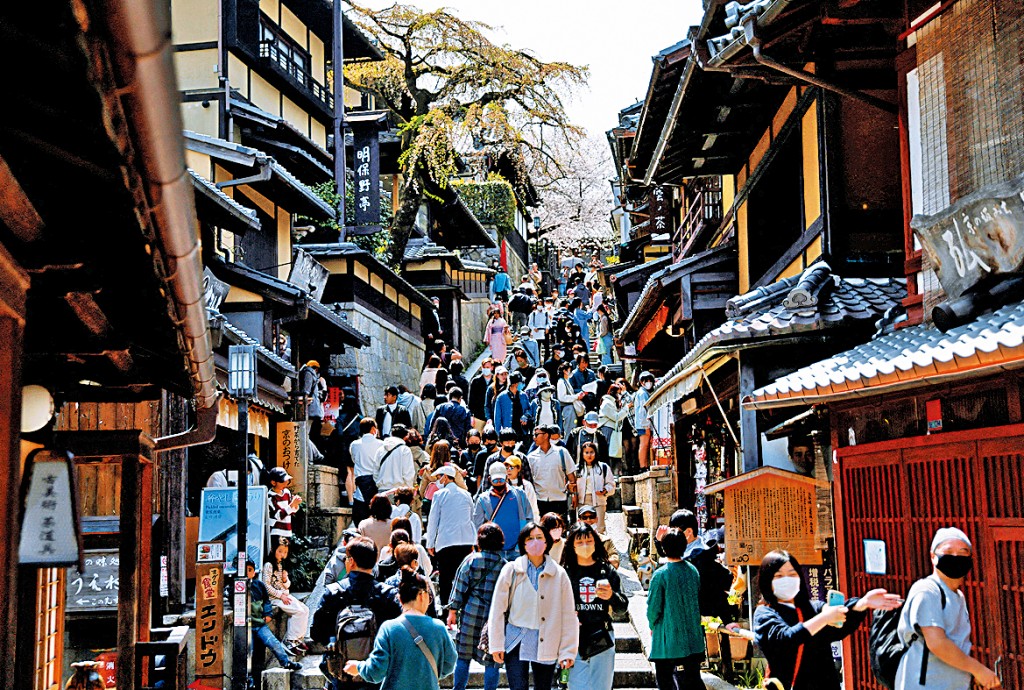 京都清水寺附近一條街道擠滿遊客。