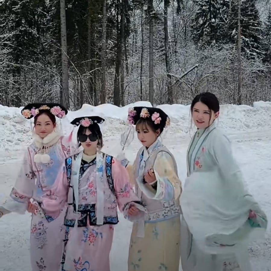 內地女格格服遊俄羅斯｜事主與一眾女友人俱穿上了華麗的傳統清朝格格服飾