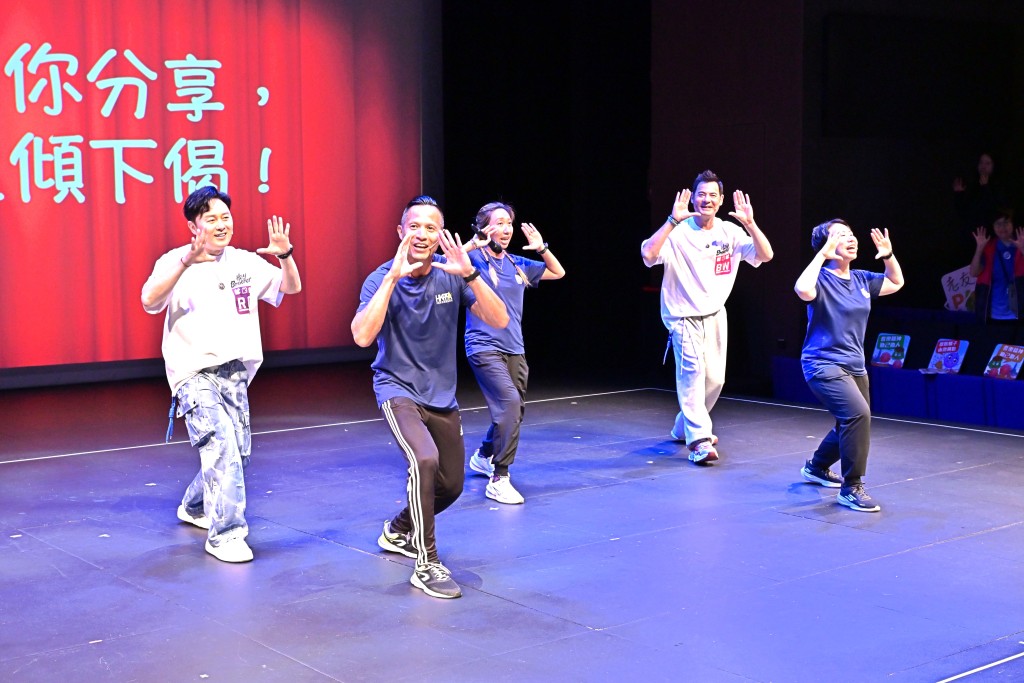 「耆樂警訊星級大使」Hey Brother及中國香港體適能總會代表帶領會員進行「耆樂防騙操」