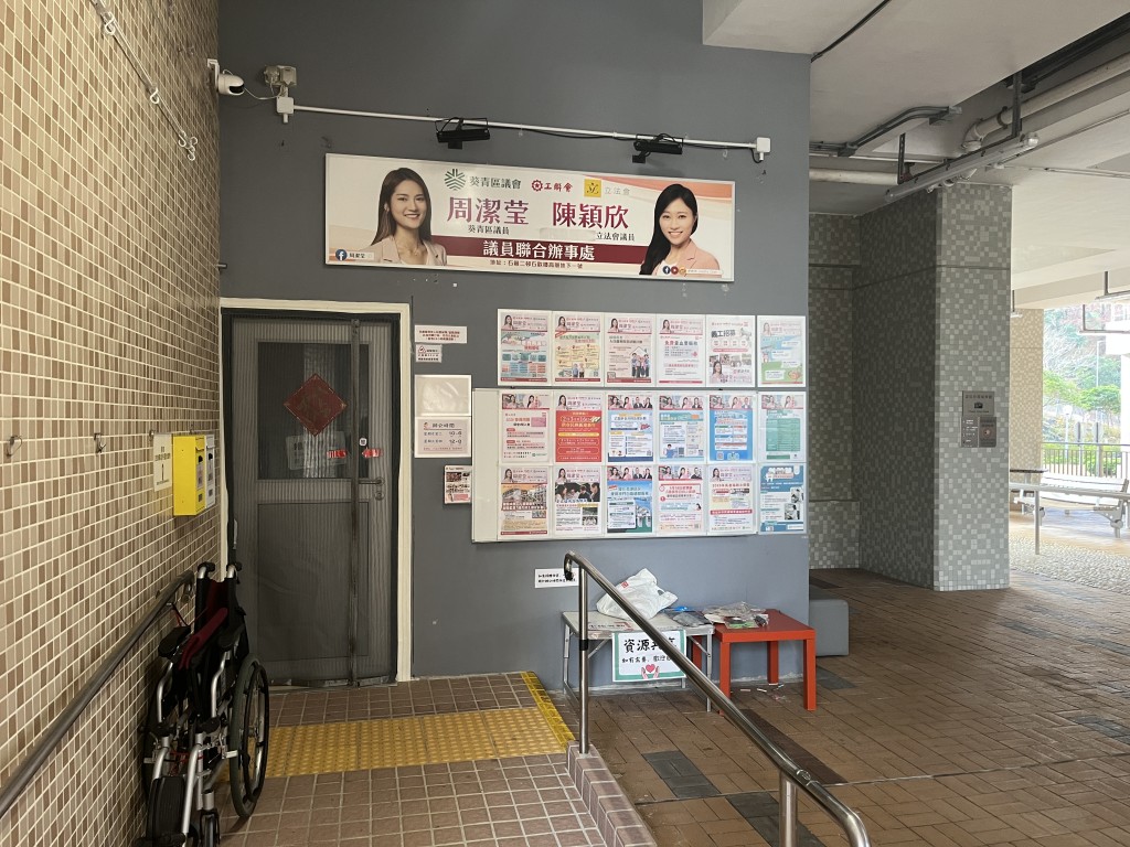 当区居民见到周洁莹驾驶涉事车辆停泊在其议办旁边。FB@Tony Tse提供