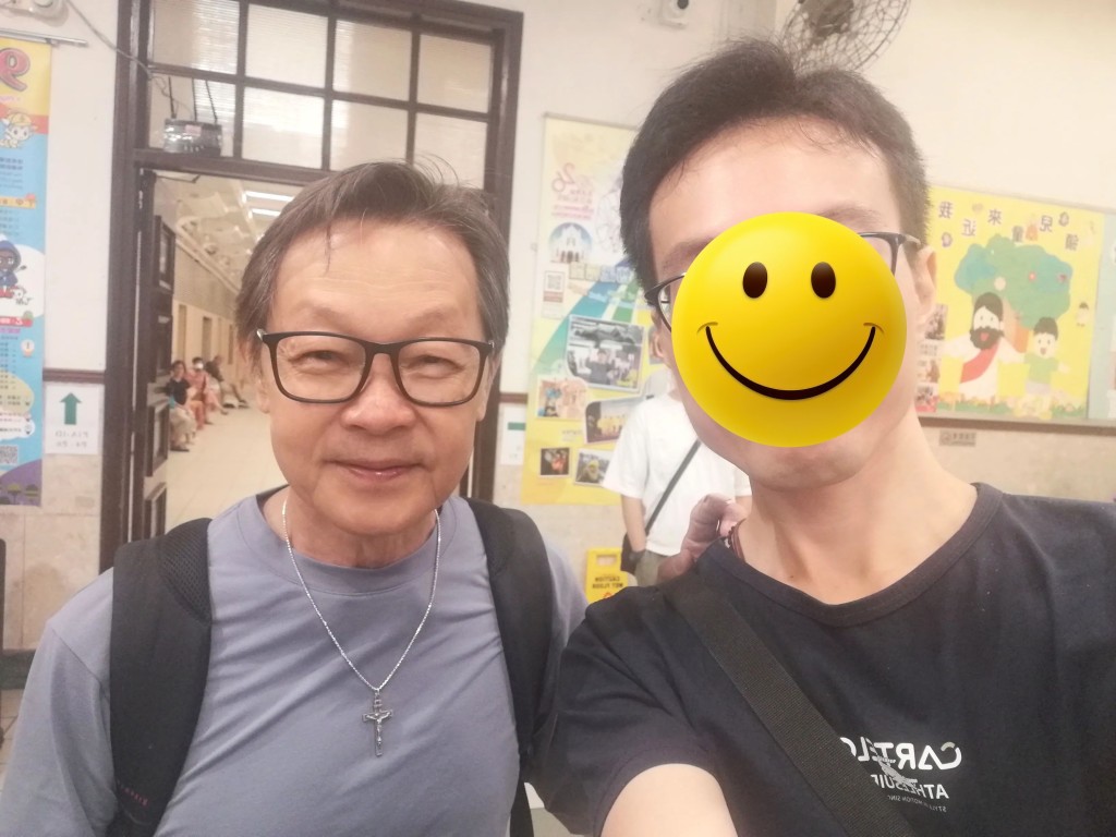 71歲的TVB綠葉李岡近日在街頭被網民野生捕獲，展現親民一面。