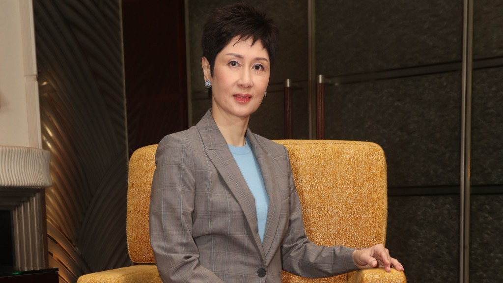 「領賢慈善基金」創辦人王幼倫為搜羅八大恐龍化石來港展覽,可謂歷盡艱辛。