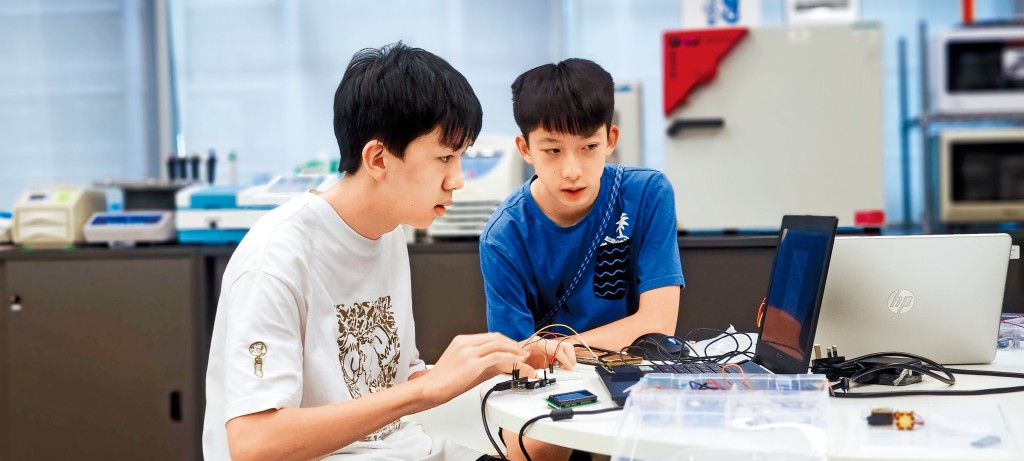 設計思維及創客教育相關工作坊上課情況，學員運用電子零件、微控制器製作發明品原型。