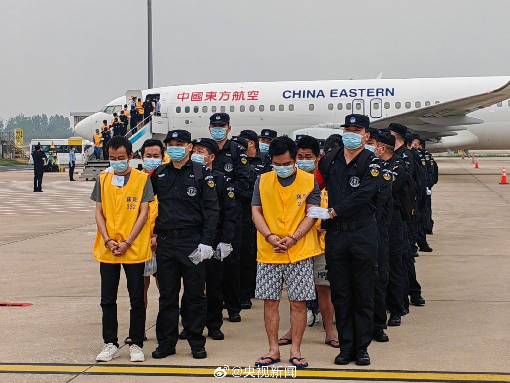 逾680名中國涉詐疑犯由柬埔寨分批押回國受審。央視