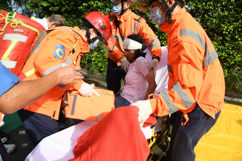 傷者由救護員送院。