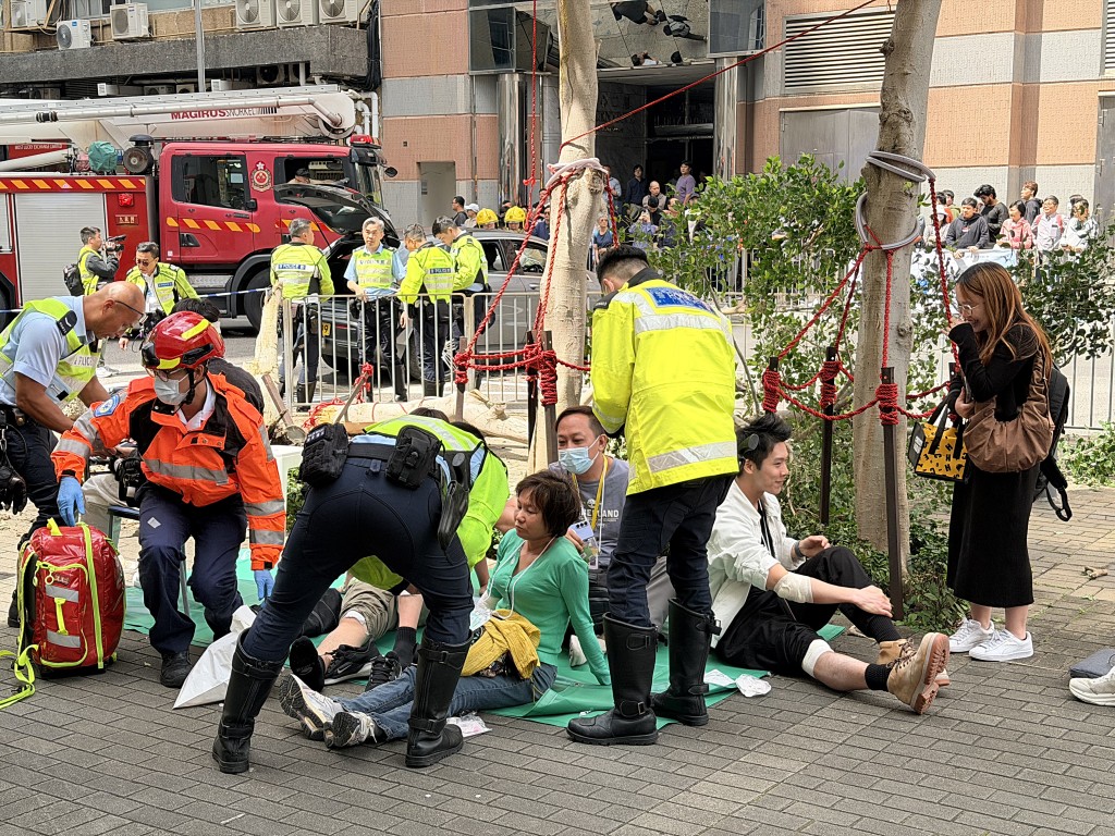 多名傷者在場等待送院。梁國峰攝 多名傷者在場等待送院。梁國峰攝