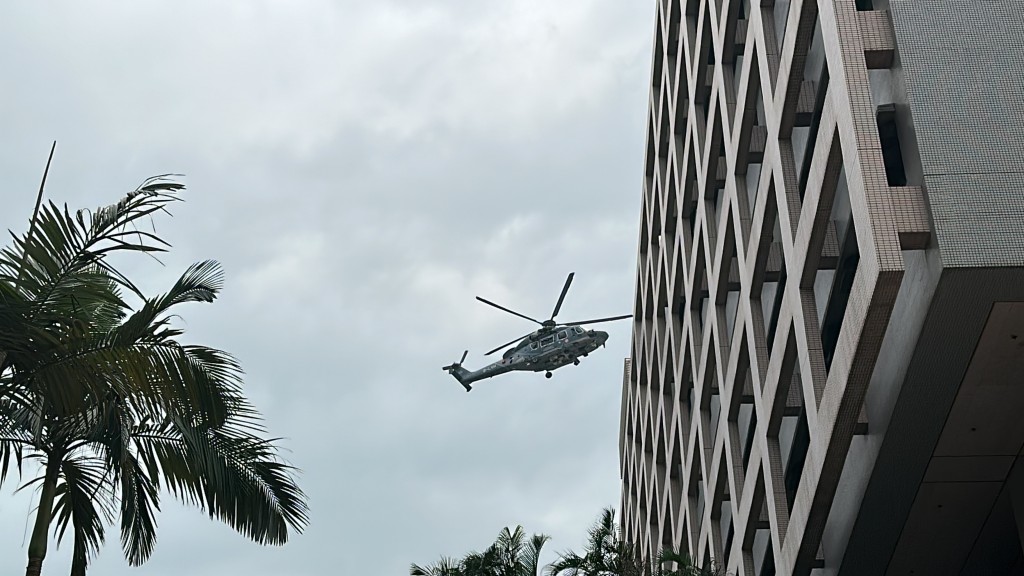 事主由直升机吊起送往东区医院。刘汉权摄