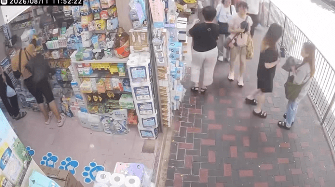 得手後,婦人態度神情自若,施施然轉身離開現場。 得手後,婦人態度神情自若,施施然轉身離開現場。