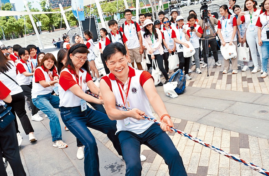港深两地学生和义务律师在开幕礼后进行了一场轻松愉快的拔河比赛,标志着法律专业人员与年轻人互动交流。