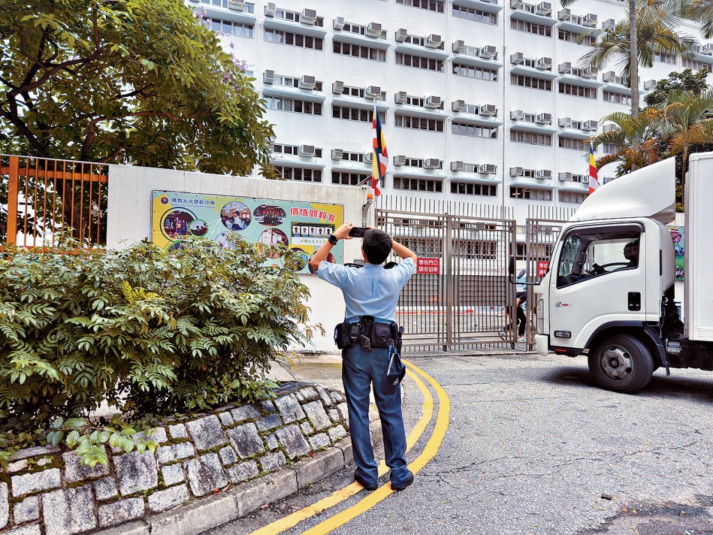 警方围封校园调查。