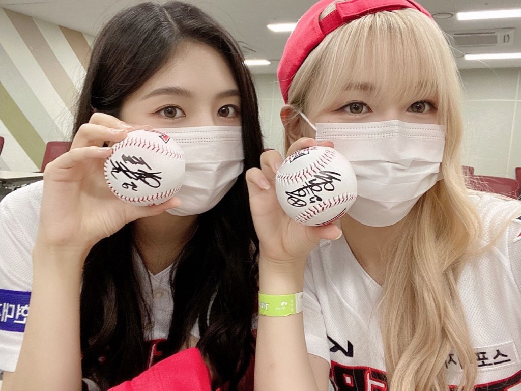 Erin和宇晴拿着球員親筆簽名波。