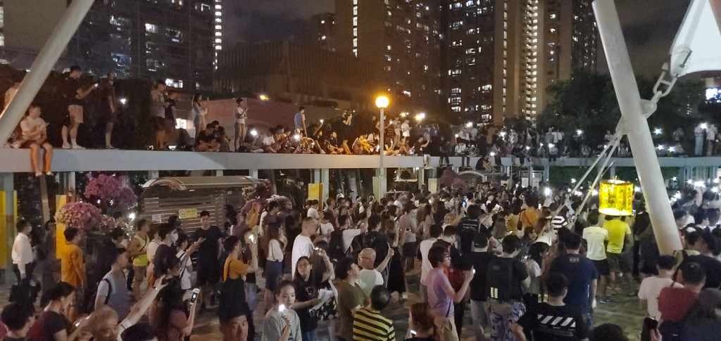 黃大仙數百人合唱網民創作的反修例歌曲《願榮光歸香港》