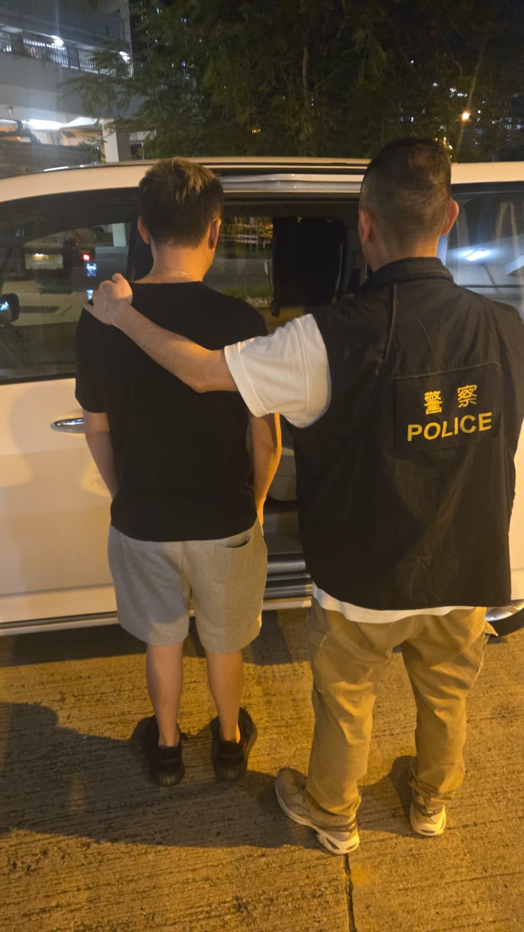 警方拘捕兩名外圍艇仔,包括於屯門欣田邨被捕的姓林黑幫男子。 警方拘捕兩名外圍艇仔,包括於屯門欣田邨被捕的姓林黑幫男子。