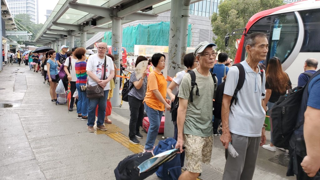 乘客指接駁巴士班次疏落。