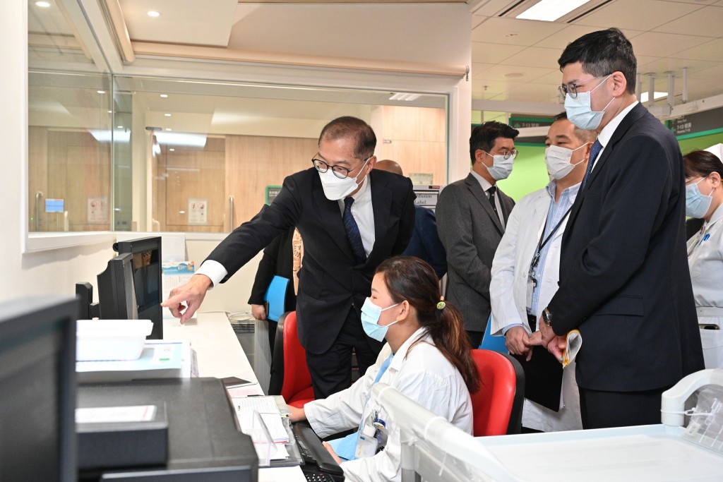医务衞生局局长卢宠茂视察诊所及医院的日常运作。