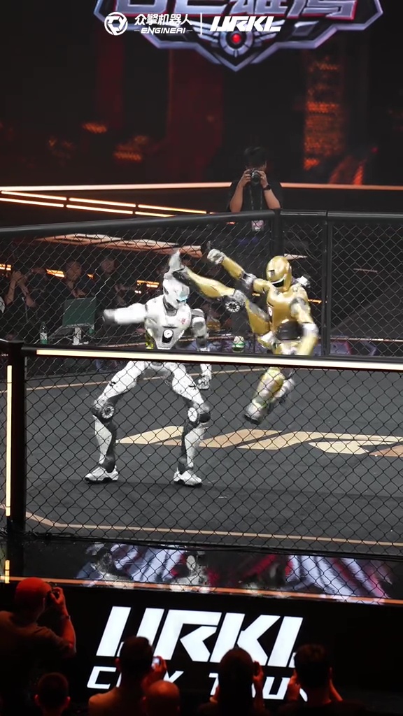 機械人MMA近日上海舉行，機械人施展迴旋踢。 抖音