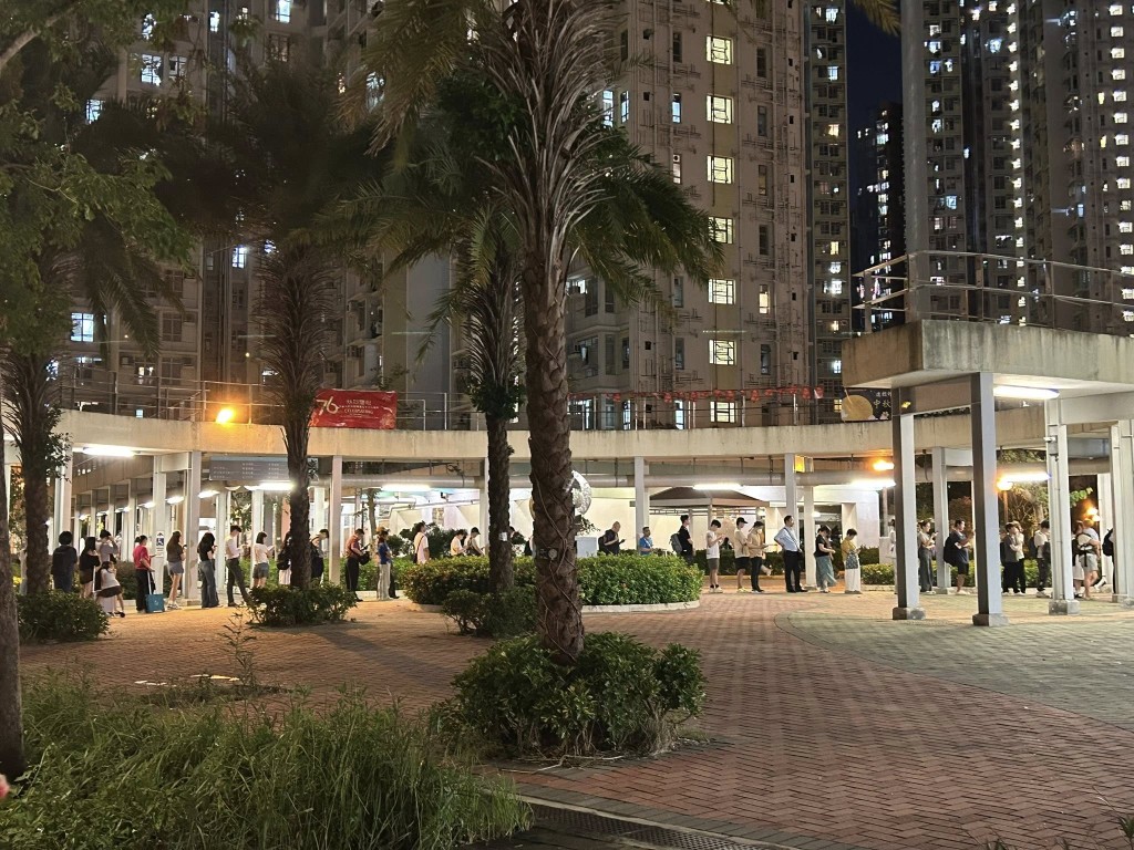 有網民指有過百人在啟德德朗邨的自提點排隊拿取快遞。Ami Ma FB圖片