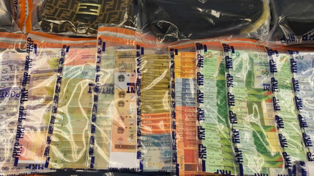 警方起回部份贓物,包括金飾、首飾、手錶及手袋,總值超過60萬元。黃文威攝 警方起回部份贓物,包括金飾、首飾、手錶及手袋,總值超過60萬元。黃文威攝