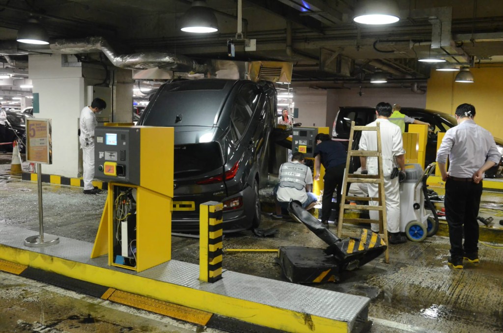 停車場安排工人清潔及維修。