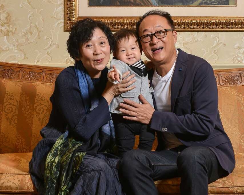 鲍姐与老公方平等囡囡生B，抱孙女在即。