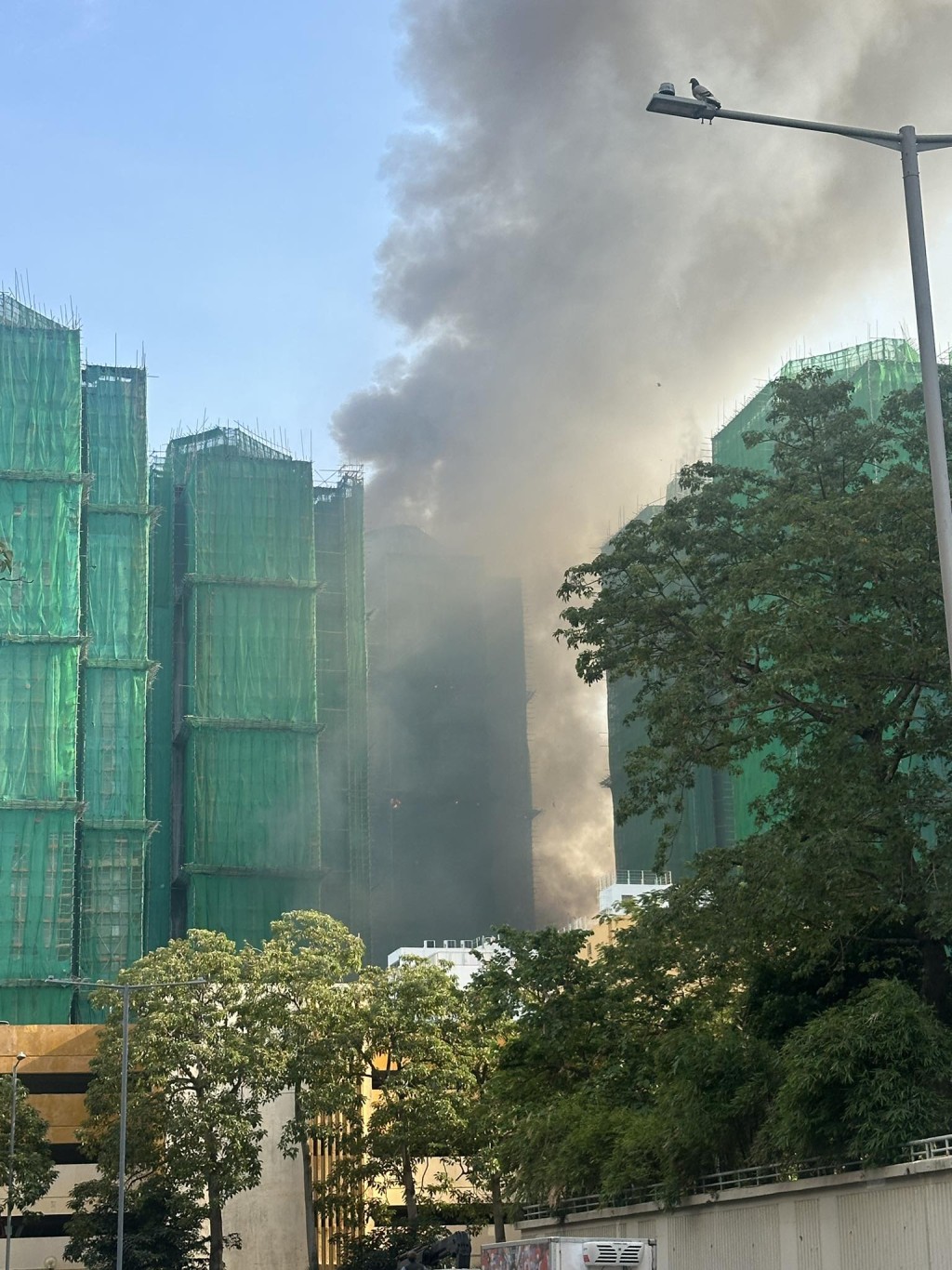 大埔宏福苑有外牆棚架起火，火勢相當猛烈。網上圖片