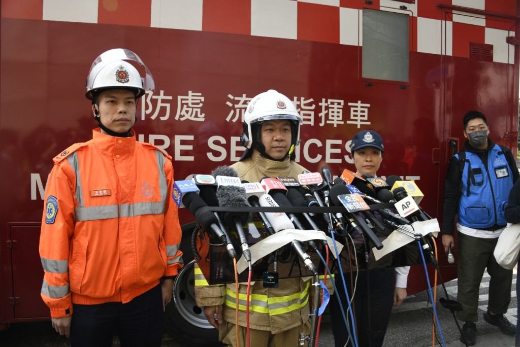姜世明（中）表示，今次火警面對不少困難及挑戰。楊偉亨攝