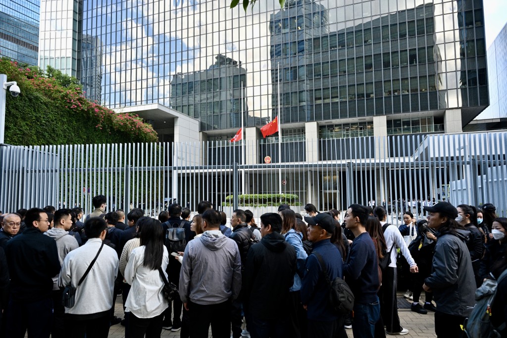 大批市民在政總外空地及天橋參與默哀。 大批市民在政總外空地及天橋參與默哀。