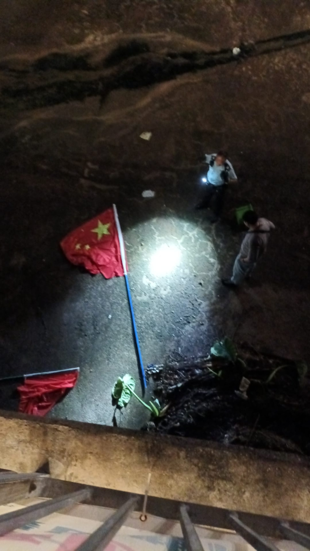 一幅國旗及一幅區旗遭扔入元朗明渠內。