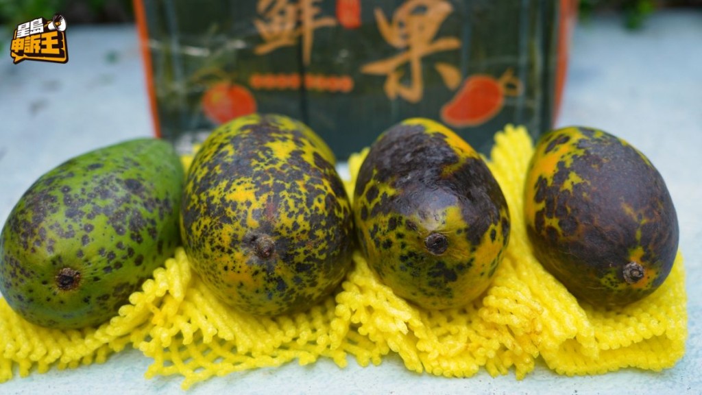 海南芒果經拼多多網購，拆開包裝全部出現大面積的腐爛黑色。