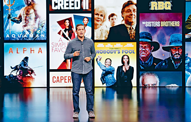 美國蘋果公司服務部門副總裁斯特恩在發布會上介紹最新的Apple TV服務。