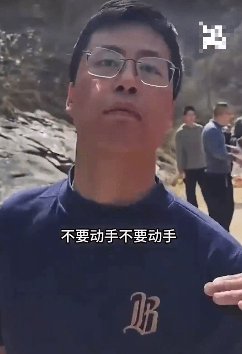 兩惡遊客秦嶺亂拋垃圾推撞義工。