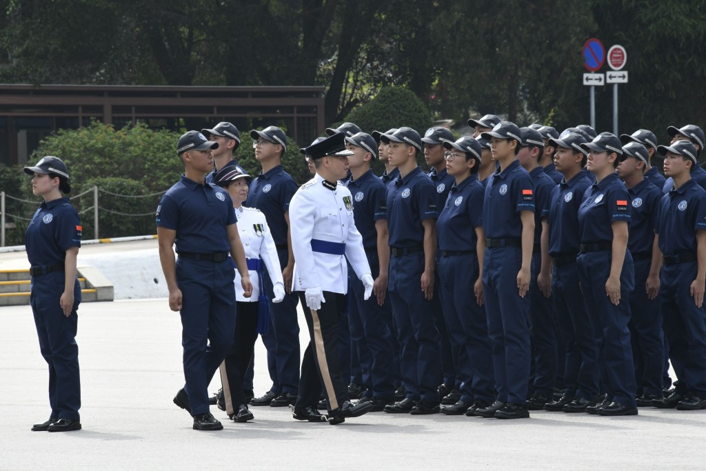 周一鳴指,近年多元化的招募計劃如學警預備課程等,令市民深入了解警務工作的意義與價值。 周一鳴指,近年多元化的招募計劃如學警預備課程等,令市民深入了解警務工作的意義與價值。