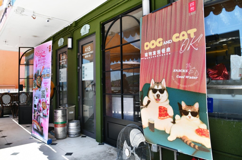 四嫂冰室負責人梁女士則指,會安排怕狗客人坐在較遠位置,盡量不會接觸到狗隻。 四嫂冰室負責人梁女士則指,會安排怕狗客人坐在較遠位置,盡量不會接觸到狗隻。