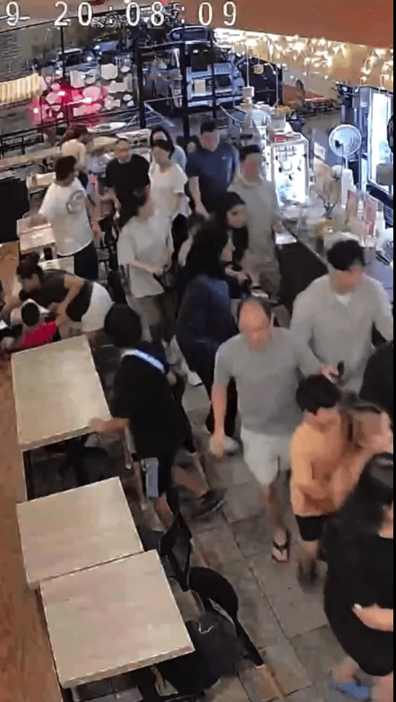 店内顾客及员工听到枪声后,急忙往厨房方向奔逃。Juicy Box监视器画面 店内顾客及员工听到枪声后,急忙往厨房方向奔逃。Juicy Box监视器画面