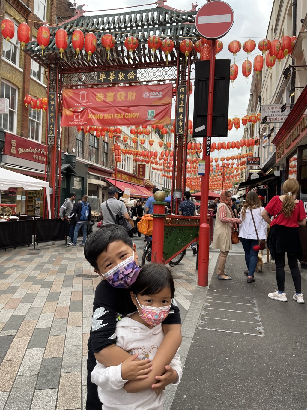 Jn兄妹表示移民到英國後，沒有遇到令他們不愉快的待遇，學校更教導他們與人融洽相處的重要。